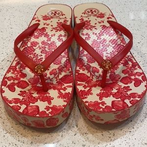 TORY BURCH Red and Beige Floral Thong Wedge Fit Flop Sandals 10.5 in Lengh